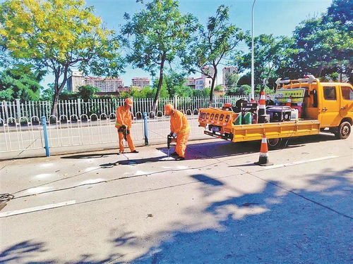 將水泥路變?yōu)r青路 同新路 白改黑 路面提升預計下月完工